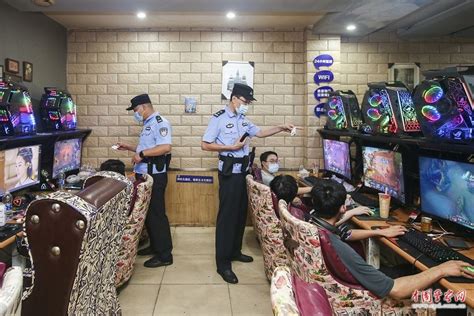 民警核查网吧上网人员身份信息--中国警察网
