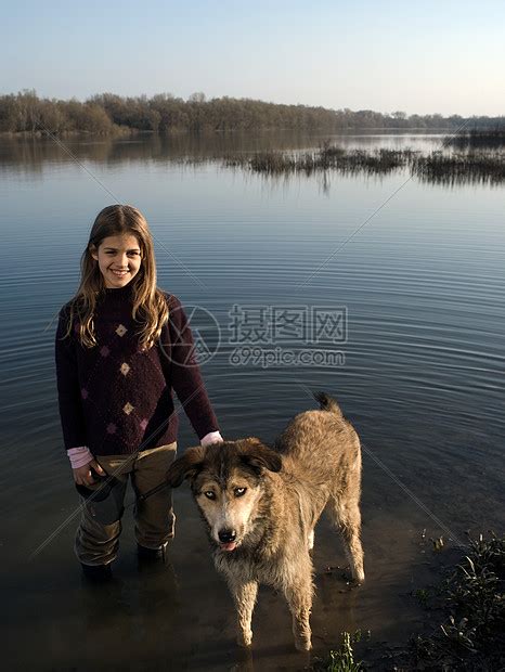 站在河边的女孩牵着狗高清图片下载-正版图片501522369-摄图网