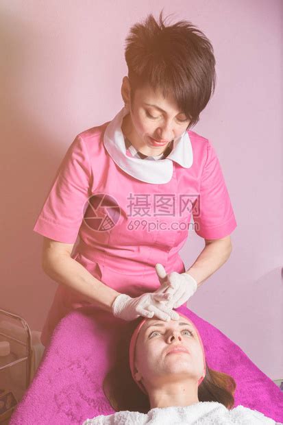 美容护理水疗沙龙的美女高清图片下载-正版图片507380891-摄图网