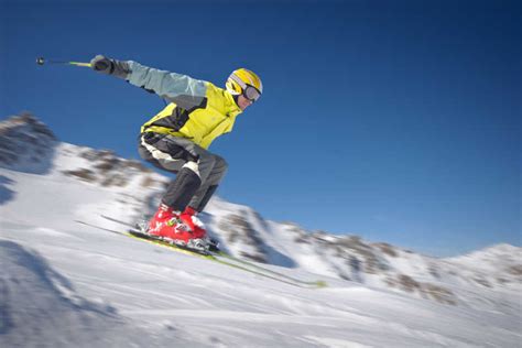 在瑞士阿尔卑斯山滑雪旅行的人到达山顶马特霍恩素材-高清图片-摄影照片-寻图免费打包下载