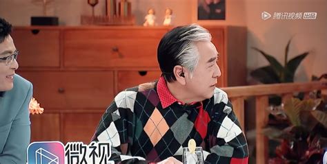 74岁秦沛与太太挽手逛街超甜蜜，却形似“父女”，曾与郭富城搭戏