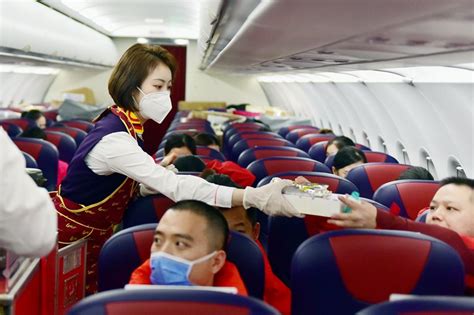 东航江西分公司乘务员在高空为旅客庆生-中国民航网