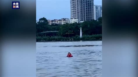 惊险！两女子游泳时被急流冲入江中漂流40分钟后获救_凤凰网视频_凤凰网