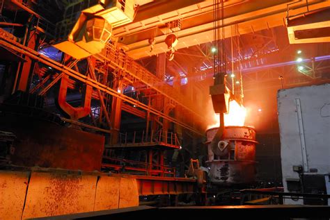 钢铁厂重工业烟囱黄昏时的工业景观高清图片下载-正版图片300877669-摄图网