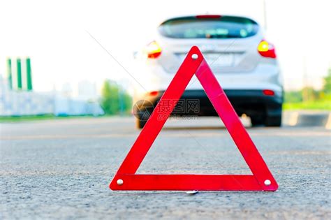 红色警报三角形和一辆有紧急警报器的汽车高清图片下载-正版图片303250263-摄图网