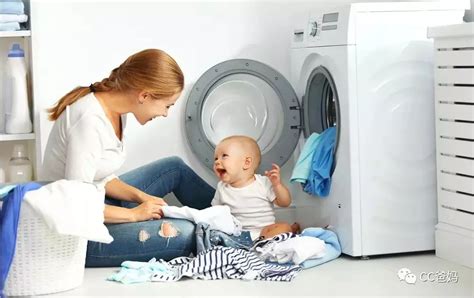 洗衣服时丢两粒，不管多脏的衣服，搓一搓立马干净如新，方法真棒