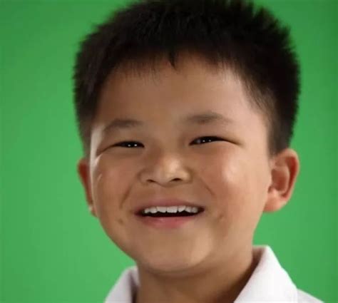 “那年我九岁，感谢党救了我”，当年的小林浩长大了