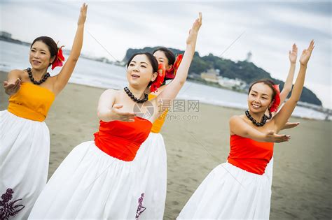 沙滩上跳舞的舞蹈团队高清图片下载-正版图片502152094-摄图网