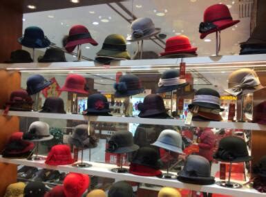 商场室内帽子消费女性摄影图配图高清摄影大图-千库网
