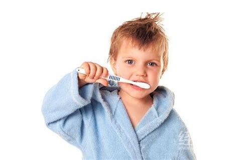 幼儿刷牙注意事项 不需和他大战！刷牙就像吃饭洗澡一样，成为每日习惯-健康经验本
