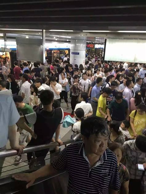 南京地铁迎来返程客流高峰 警方提醒“宁慢不快”