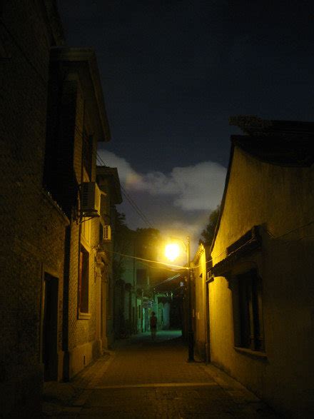 深夜小巷里昏暗的灯光里，有最深的孤独