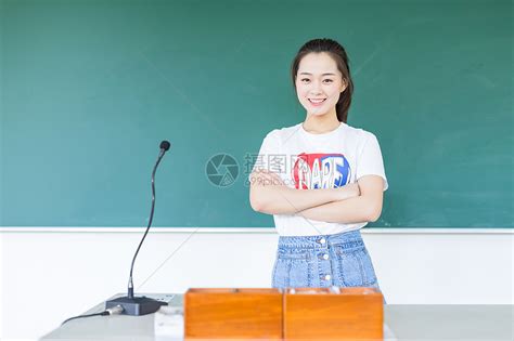 校园学生同学站在讲台黑板前高清图片下载-正版图片500933629-摄图网