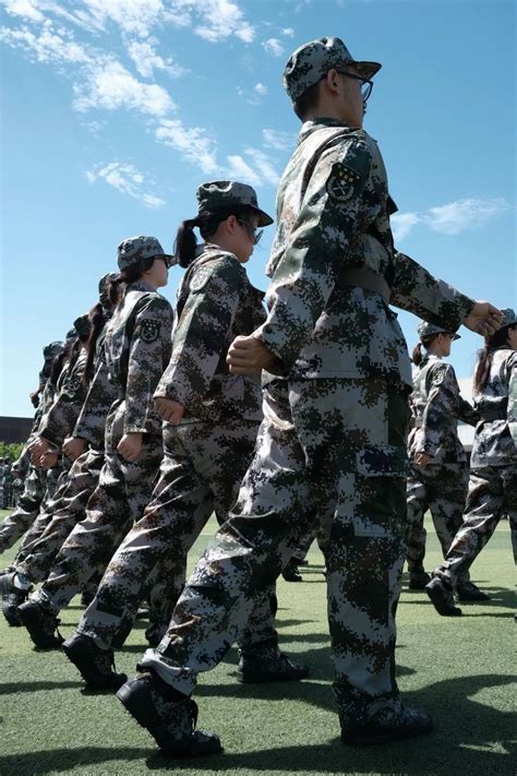 复旦大学2022年学生军训汇报大会举行，3500名复旦学生接受军训大检阅