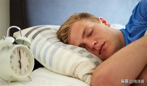 睡觉流口水是怎么治疗（为什么有的人睡觉时总是流口水？医生：做好这3点或能有效缓解） | 说明书网