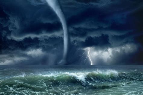 暴风雨的夜晚图片-暴风雨的海上夜晚素材-高清图片-摄影照片-寻图免费打包下载