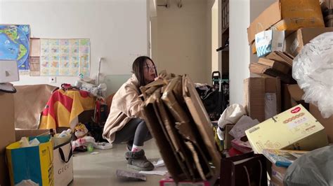 女大学生捡破烂把废品塞满宿舍 室友坐不住了，却发现真相是……