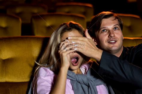 电影院里的男人电影投影喜剧椅子爆米花闲暇青少年观众夫妻乐趣高清图片下载-正版图片320921366-摄图网