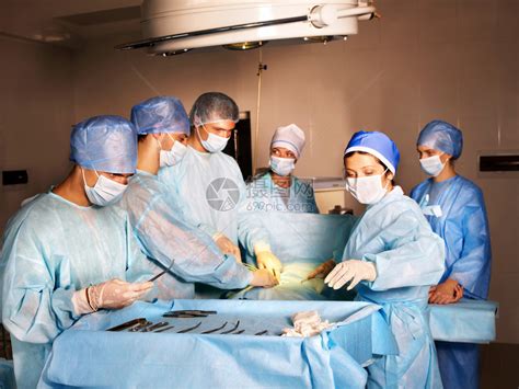 一群外科医生在手术室里看着病人高清图片下载-正版图片504685300-摄图网