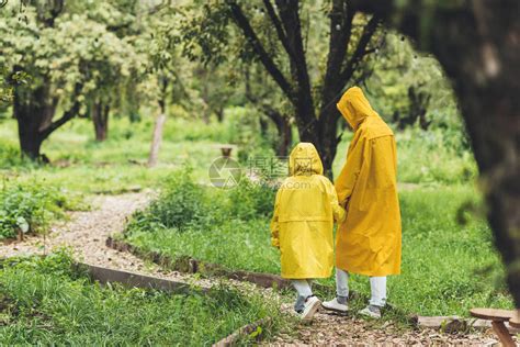 穿着黄色雨衣在农村行走时看到母高清图片下载-正版图片503586645-摄图网