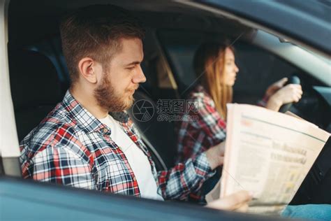 女新手在驾校学习开车男教练旁边看报纸高清图片下载-正版图片302543194-摄图网