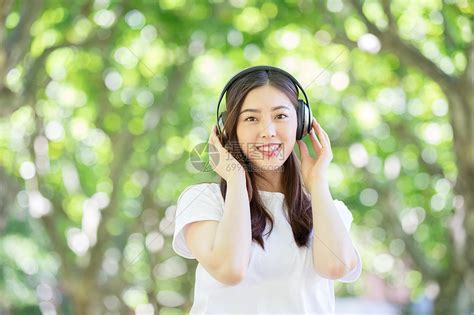 头戴耳机听音乐的少女高清图片下载-正版图片500642518-摄图网