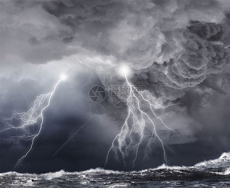 天气暴风雨海上的天与闪电景观高清图片下载-正版图片307557250-摄图网
