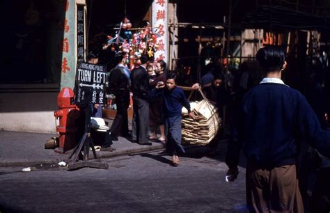 上世纪50年代的香港街拍：奔跑的黄包车 旗袍与西装同框|旗袍|街拍|黄包车_新浪新闻