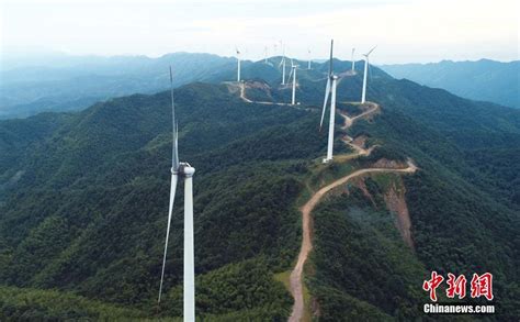 航拍江西泰和高山风电项目 风机矗立山脉如巨型“风车”