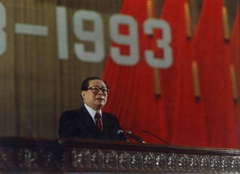 1993年1月，江泽民同志在纪念宋庆龄诞辰100周年大会上讲话。