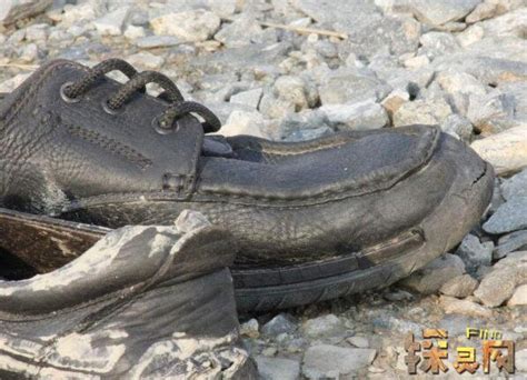 旧靴子，鞋架上脏的黑鞋，军靴高清摄影大图-千库网