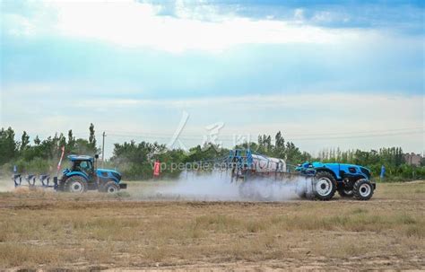 2023新疆现代农业机械演示展示交易会在昌吉开幕-人民图片网