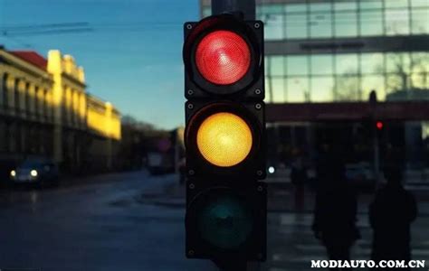 什么叫右转弯闯红灯？红绿灯路口右转规则_车主指南