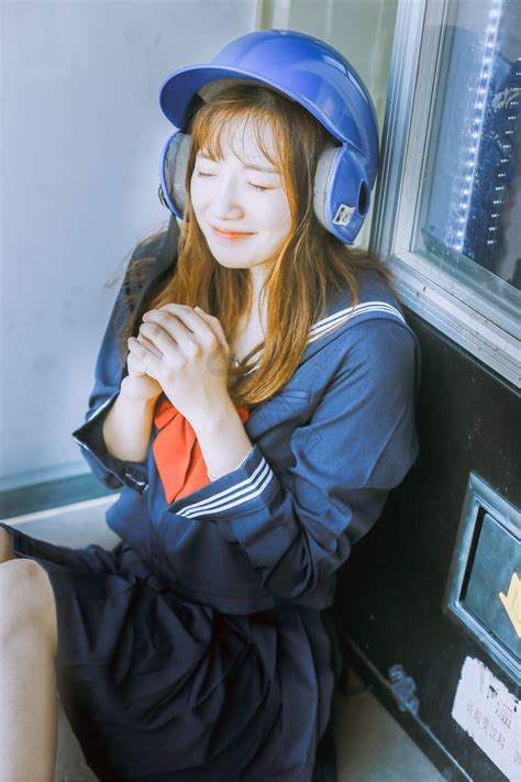 甜美女生头像带头盔