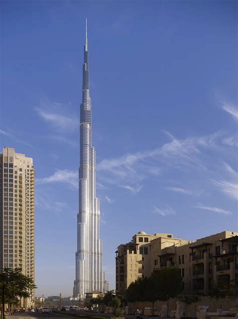 世界第一高楼 - 哈利法塔，高828米，楼层总数162层……