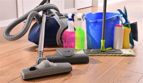 地板上洗涤剂瓶和化学品清洗用品的清洁蒸高清图片下载-正版图片505752623-摄图网