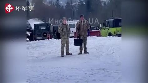 前方打仗后方滑雪？乌军征兵办已经开始在利沃夫滑雪场征兵了_腾讯视频