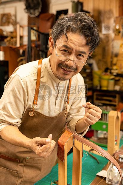 中年男性皮匠手工定做皮带高清图片下载-正版图片501676424-摄图网