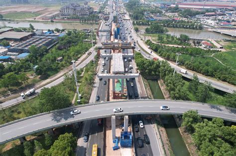 白沙洲大道快速化改造工程 完成首片钢混组合梁架设|匝道_新浪新闻