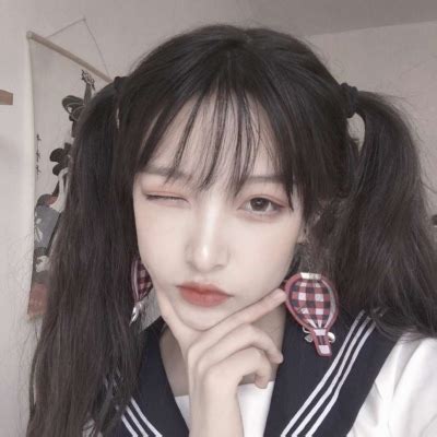 女生温柔双马尾头像