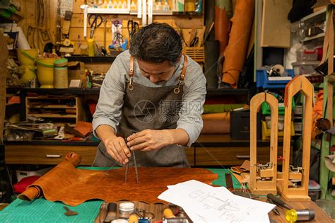 中年男性皮匠手工缝制皮带细节高清图片下载-正版图片501676425-摄图网