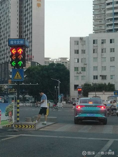 图片中，从最近的红绿灯看，绿灯和红灯好像同时亮起，但看对面的红绿灯就显示红色。前面这辆车估计瞄了一眼最近的红绿灯，发现绿... - 雪球