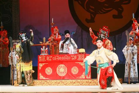 郑州闹市区的戏曲演出，据说是河南最好的豫剧团，现场人山人海