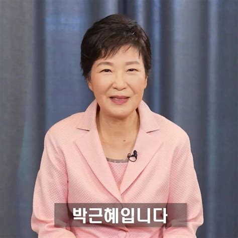 “他陪我度过最痛苦的5年！” 朴槿惠穿粉色西服出镜 力挺律师竞选市长_柳荣_信任_辩护