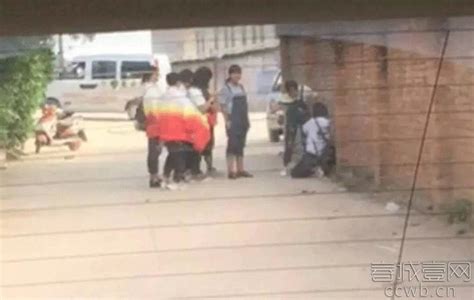 浙江女生遭数名同学扒衣拍视频 警方介入[图]_新浪财经_新浪网