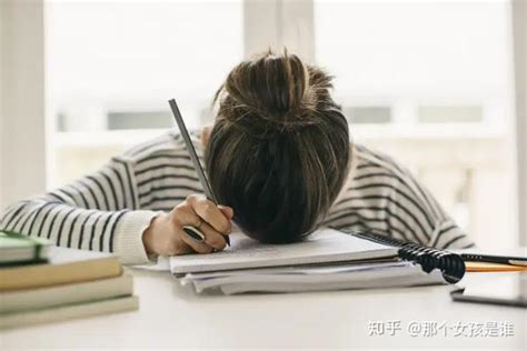 孩子学习累了不开心的学生筋疲力尽的小学生教室里的男孩高清图片下载-正版图片505819619-摄图网
