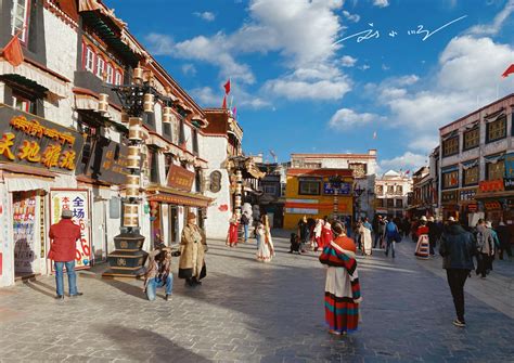 实拍西藏拉萨最热闹的小巷，绿松石、红珊瑚和老茶馆，应有尽有_新浪新闻