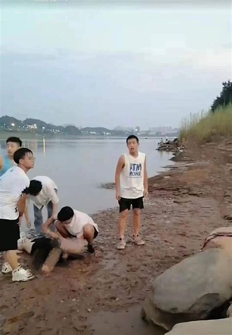 北京什刹海一男童不慎落水，众人合力成功施救！_新民社会_新民网