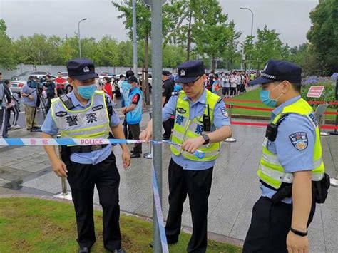 高考生遭遇路堵、跑错考场，警察来帮忙：上海出动6000余警力护考|界面新闻