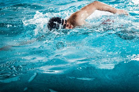 年轻人在游泳池里游泳前爬行高清图片下载-正版图片502881271-摄图网